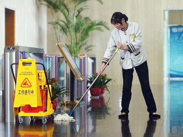 為什么現(xiàn)在很多企業(yè)保潔選擇托管，而不是自招呢？